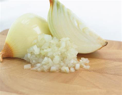 Onion flakes are dried and provide a crispy texture, while minced onion has a softer texture that blends well with other ingredients. Flavor: The flavor profiles of these two options may differ due to their preparation methods. Onion flakes have a milder taste compared to minced onion, which has a more pungent flavor.